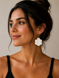 Pendientes tejidos a mano flor blanco