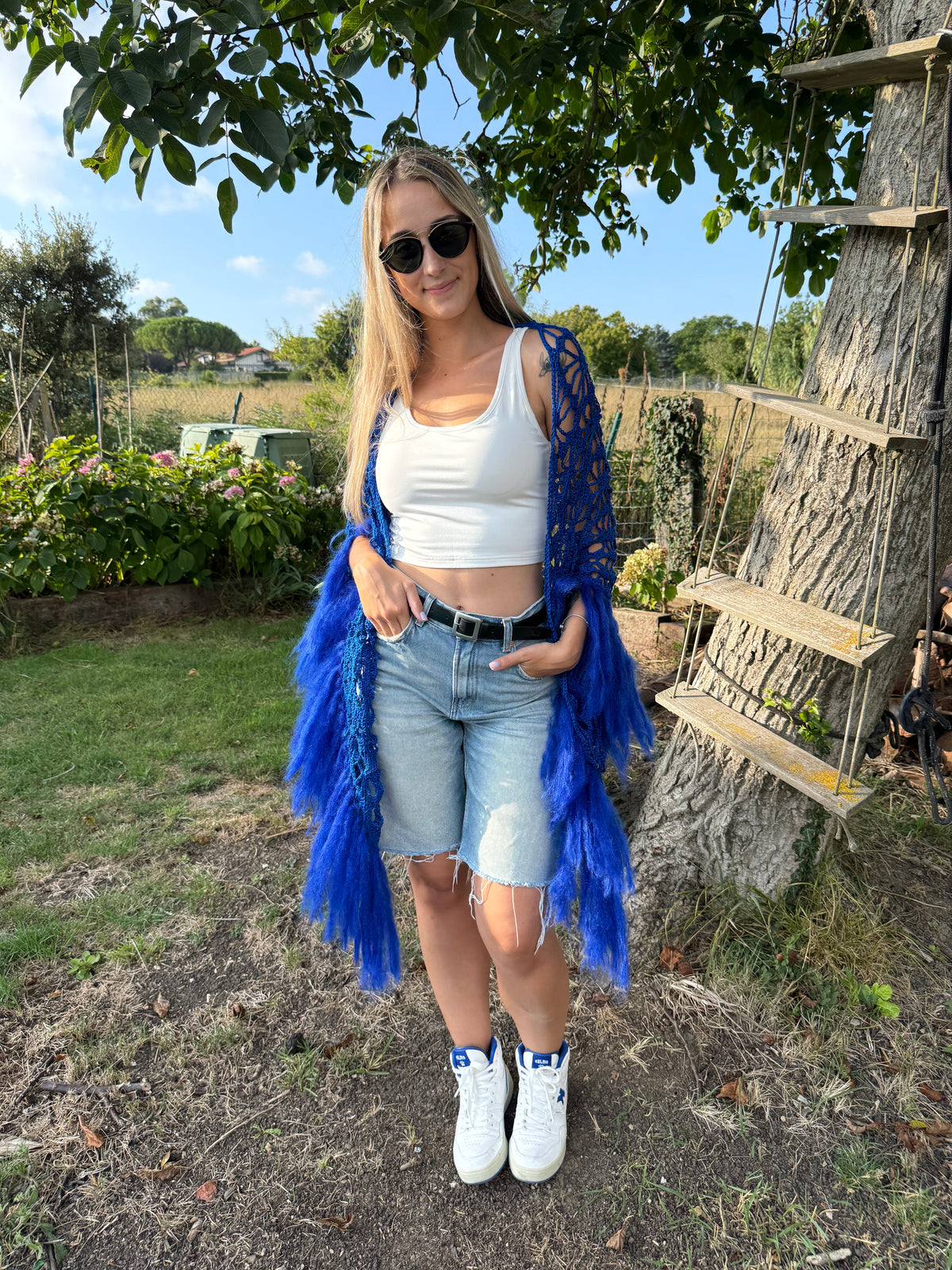 Chal azul hecho a mano, los flecos son de lana mohair