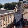Chal calado (blanco/gris/negro) con flecos de mohair negro
