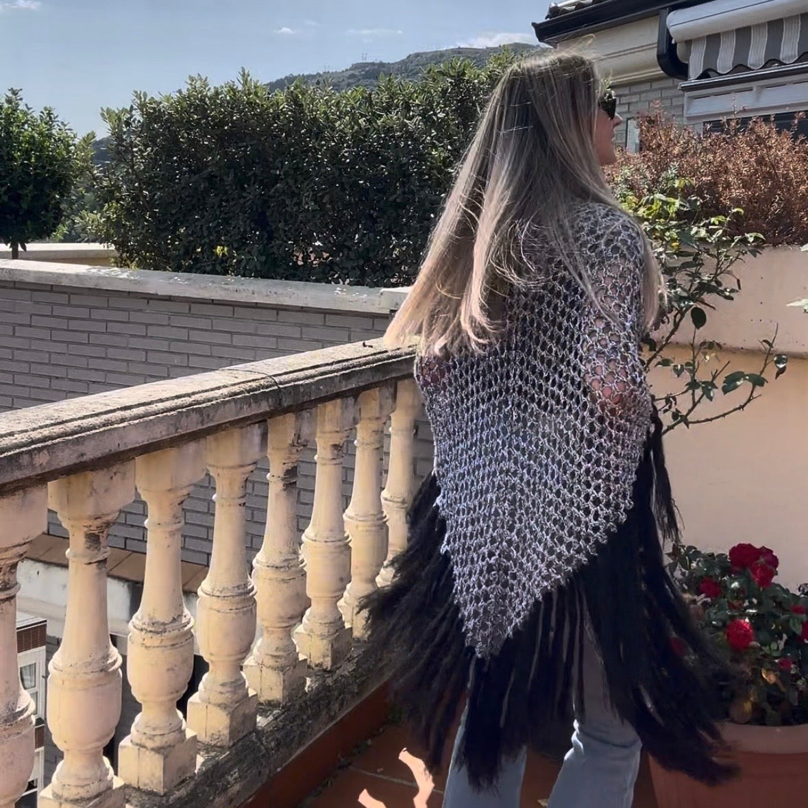 Chal calado (blanco/gris/negro) con flecos de mohair negro