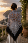 Chal calado (blanco/gris/negro) con flecos de mohair negro