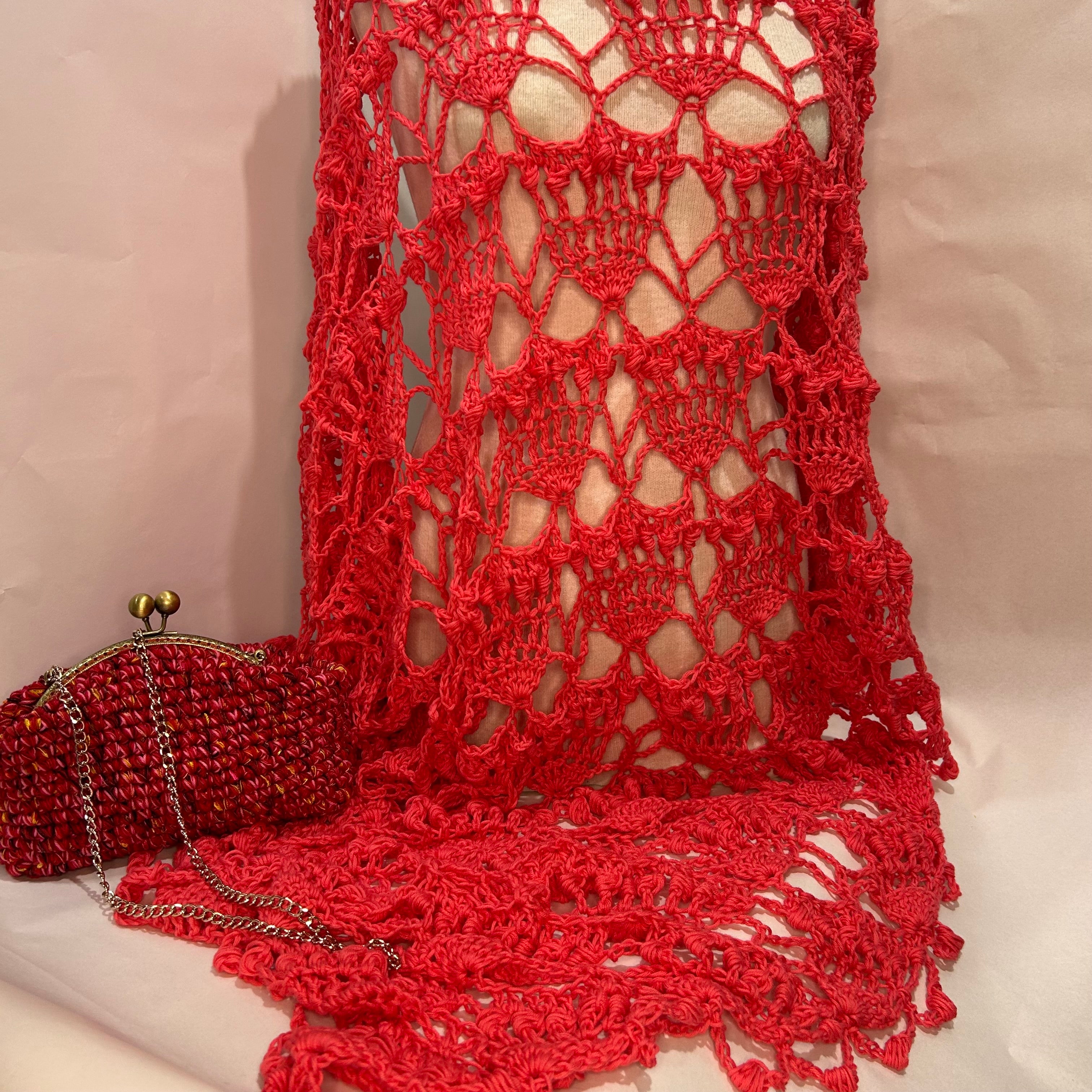 Bolso y chal coral oscuro