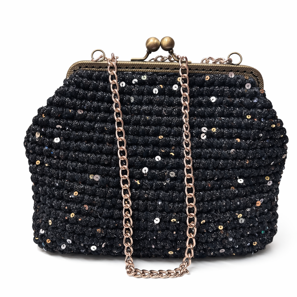 Bolso negro con lentejuelas y boquilla metálica