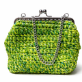 Bolso verde artesanal con cadena plateada