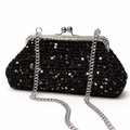 Bolso negro artesanal con lentejuelas y cadena plateada