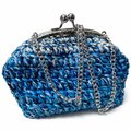 Bolso azul artesanal con brillo plateado