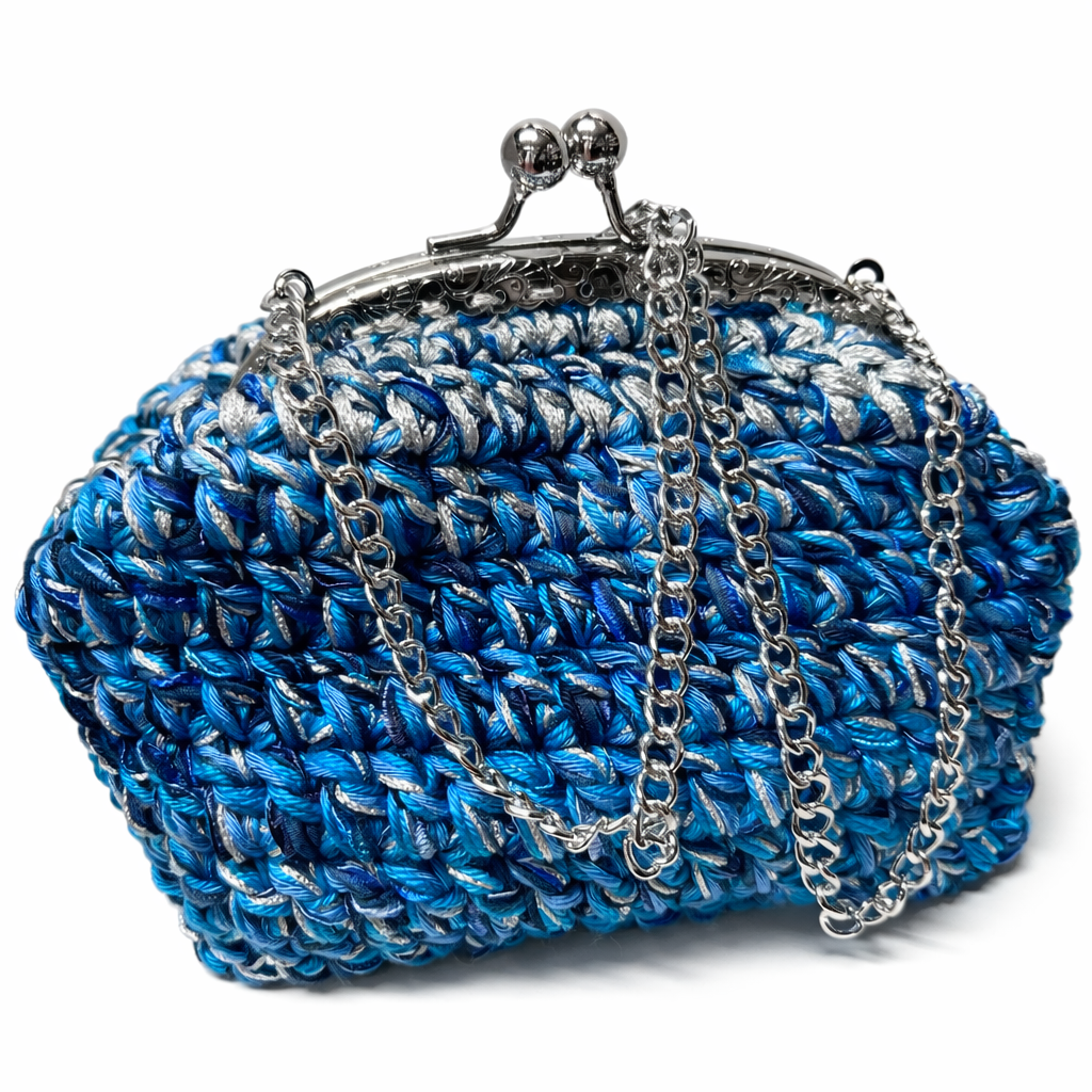 Bolso azul artesanal con brillo plateado