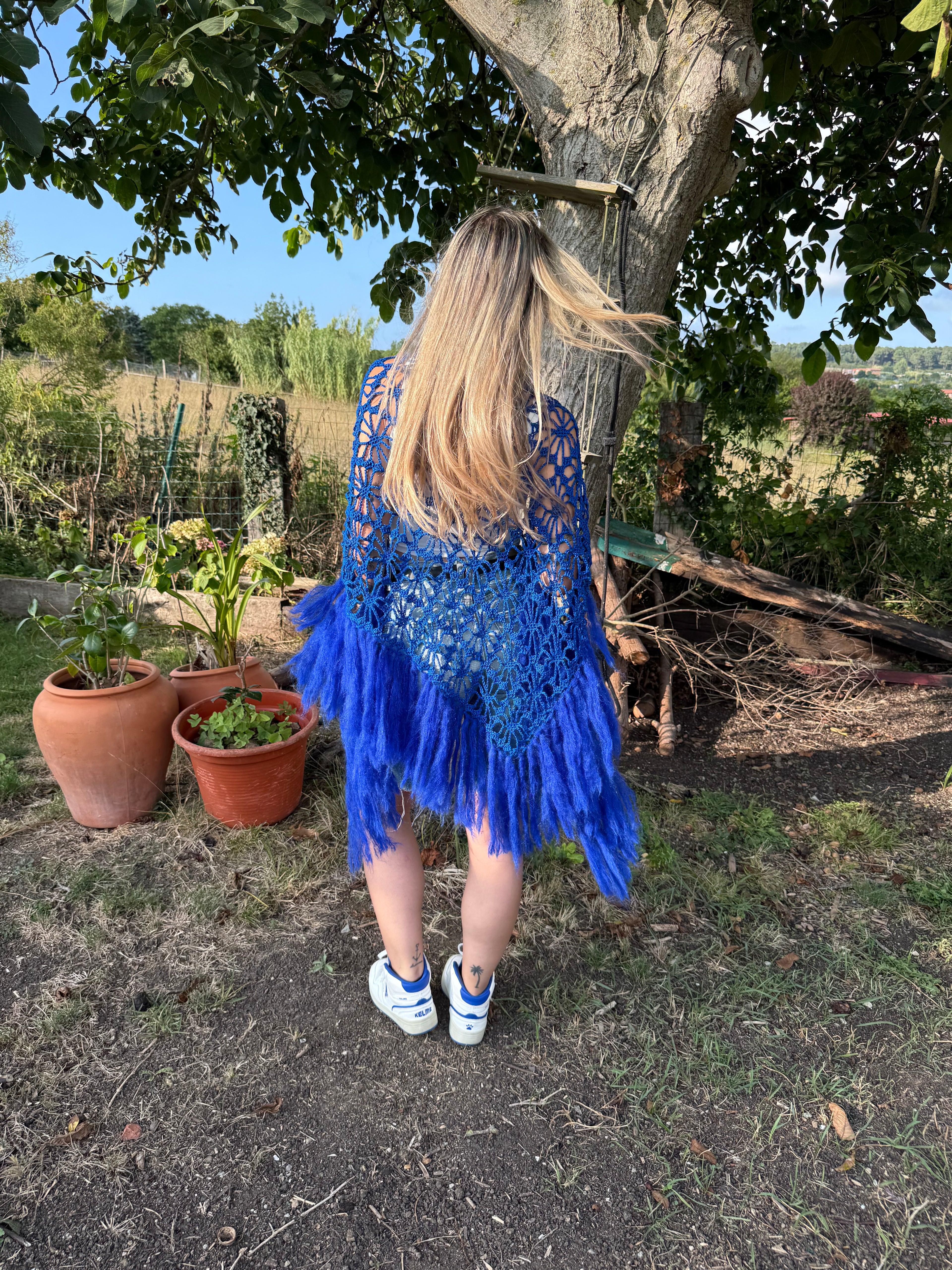 Chal azul hecho a mano, los flecos son de lana mohair