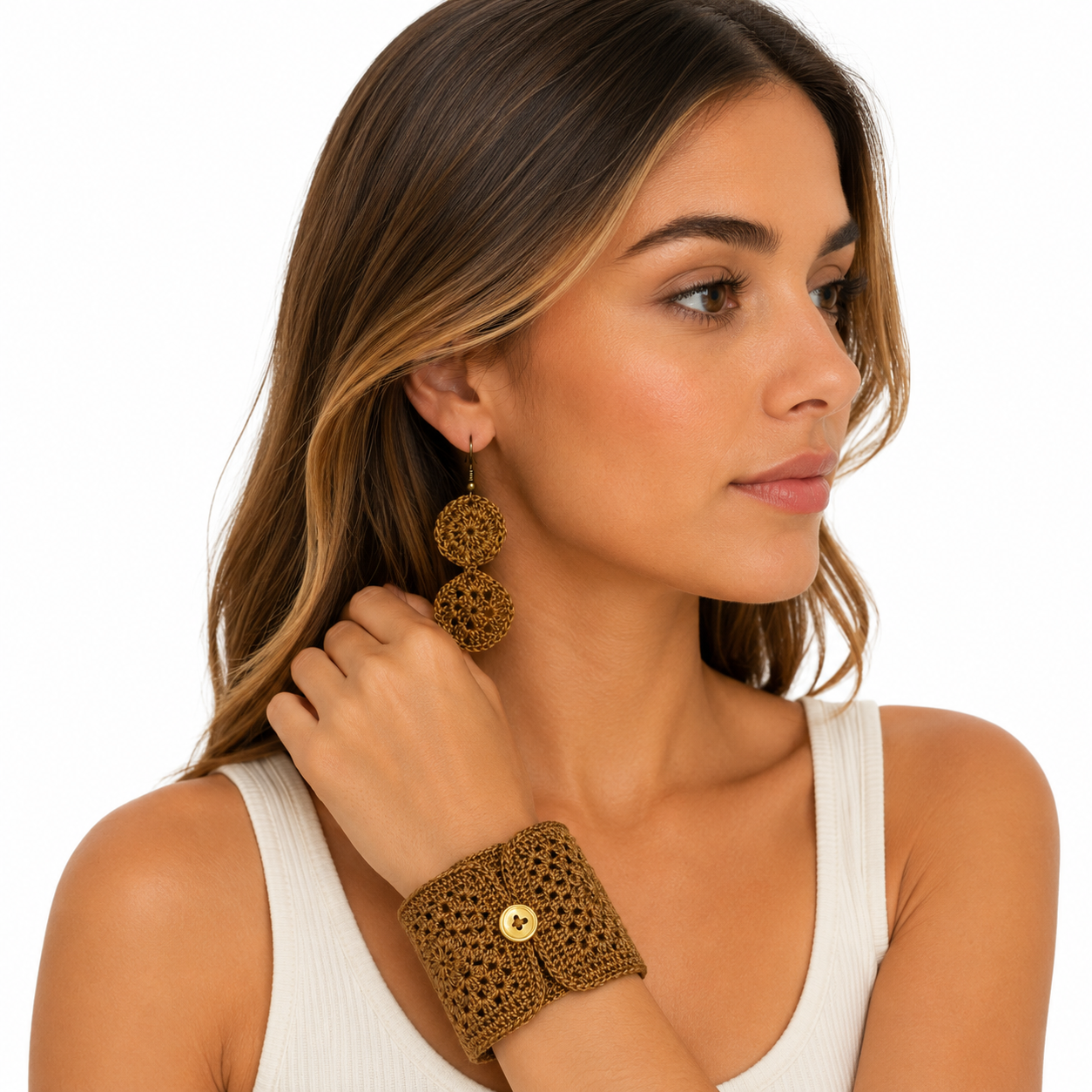 Pendientes y pulsera tejidos a mano marron