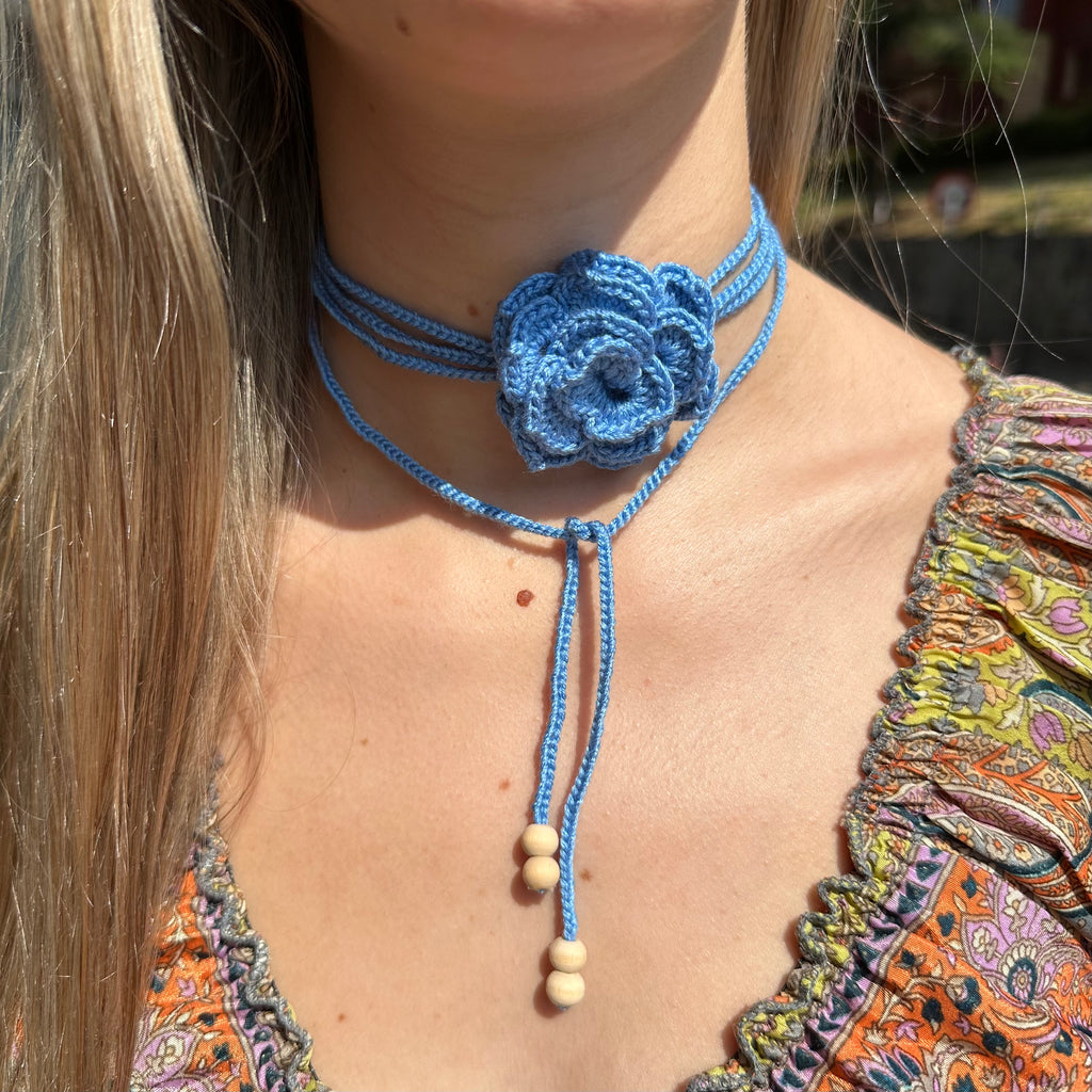 Collar de flor azul