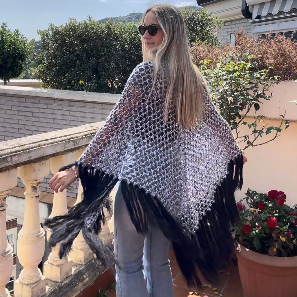 Chal calado (blanco/gris/negro) con flecos de mohair negro