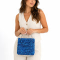 Bolso artesanal de crochet tonos azules