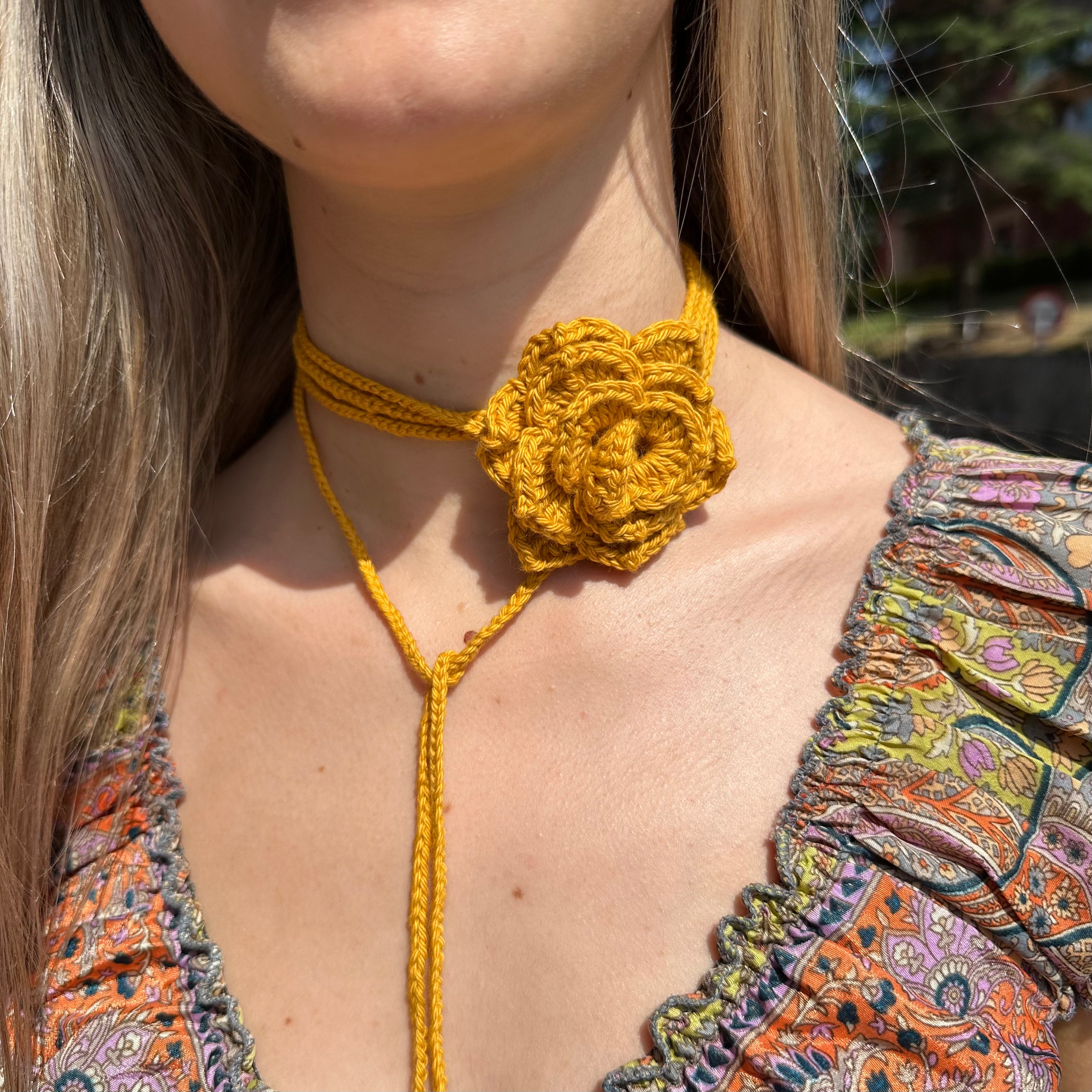 Collar de flor ocre