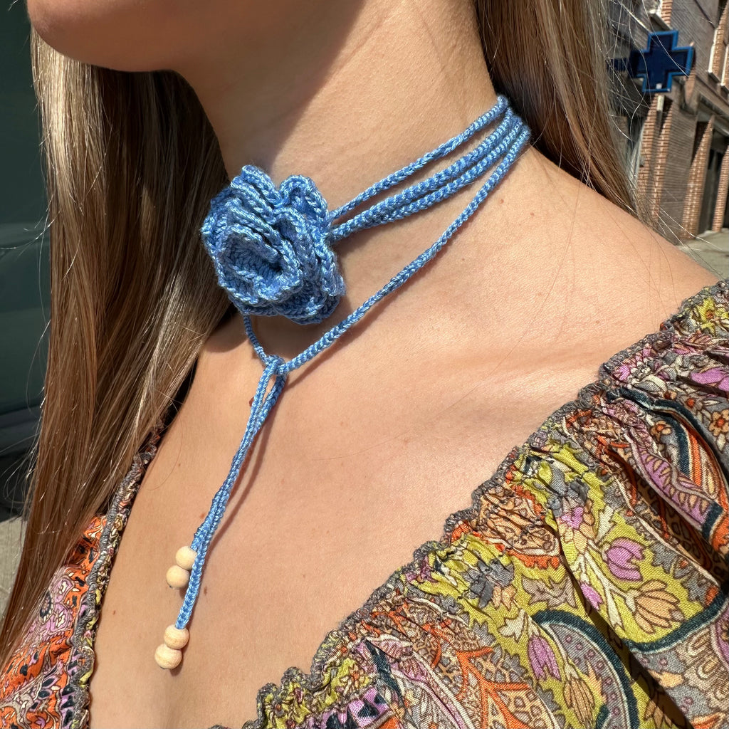 Collar de flor azul