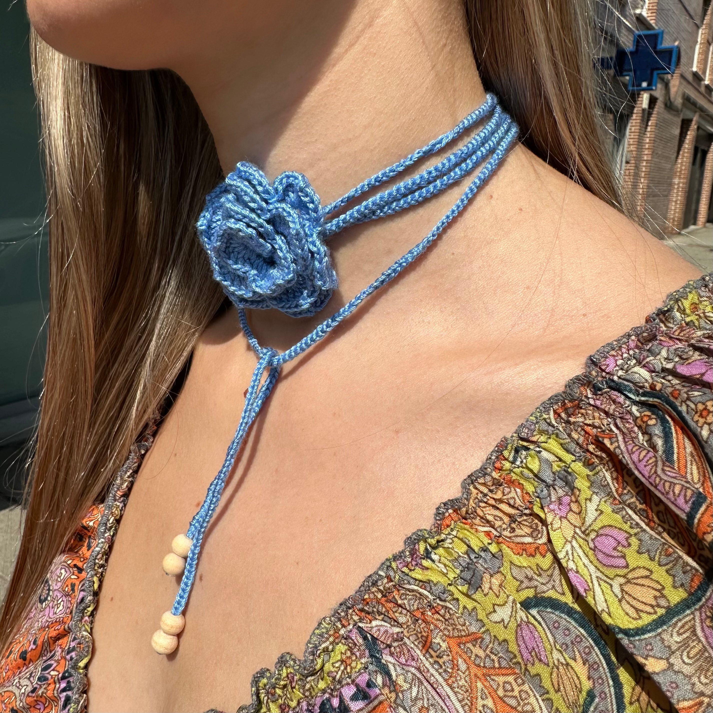 Collar de flor azul