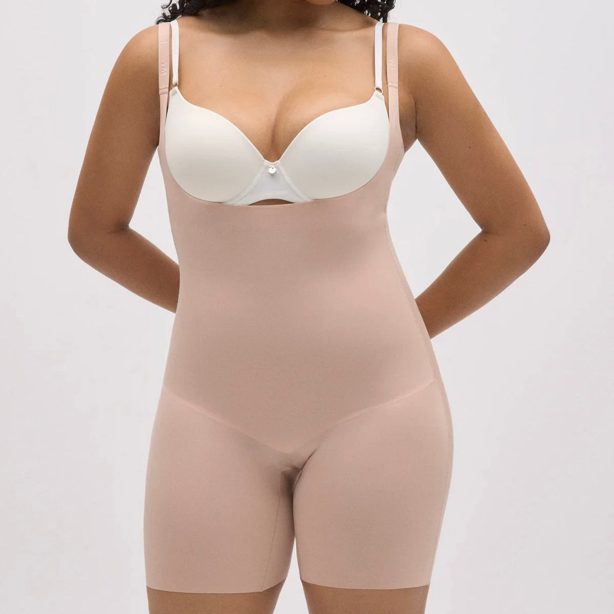 Body-up reductor con abertura acabados invisibles nude 19051