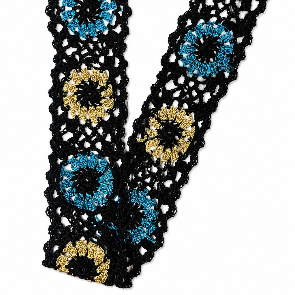 Negro con azul y amarilo