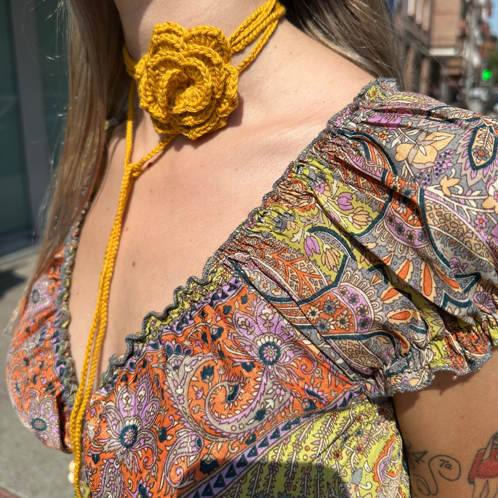 Collar de flor ocre