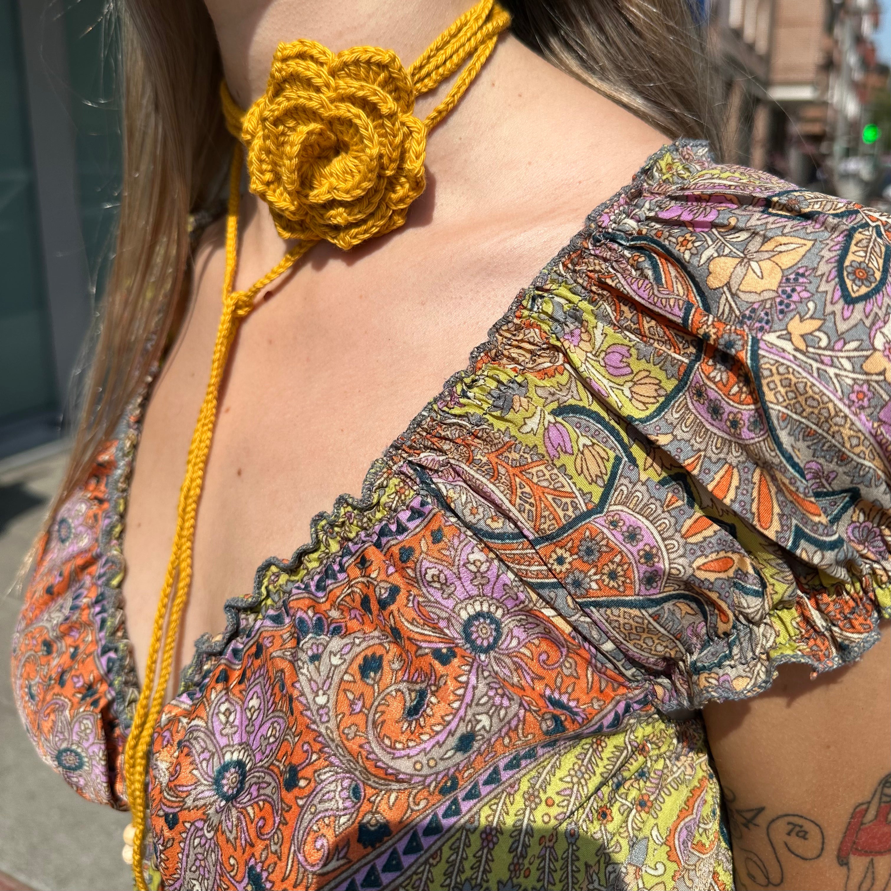 Collar de flor ocre