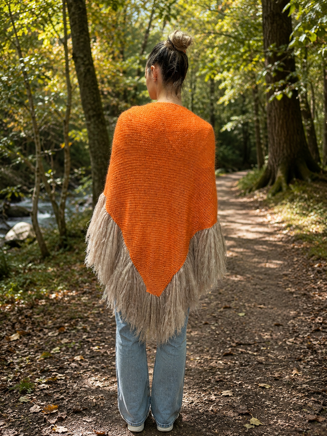 Chal hecho a mano con flecos de mohair