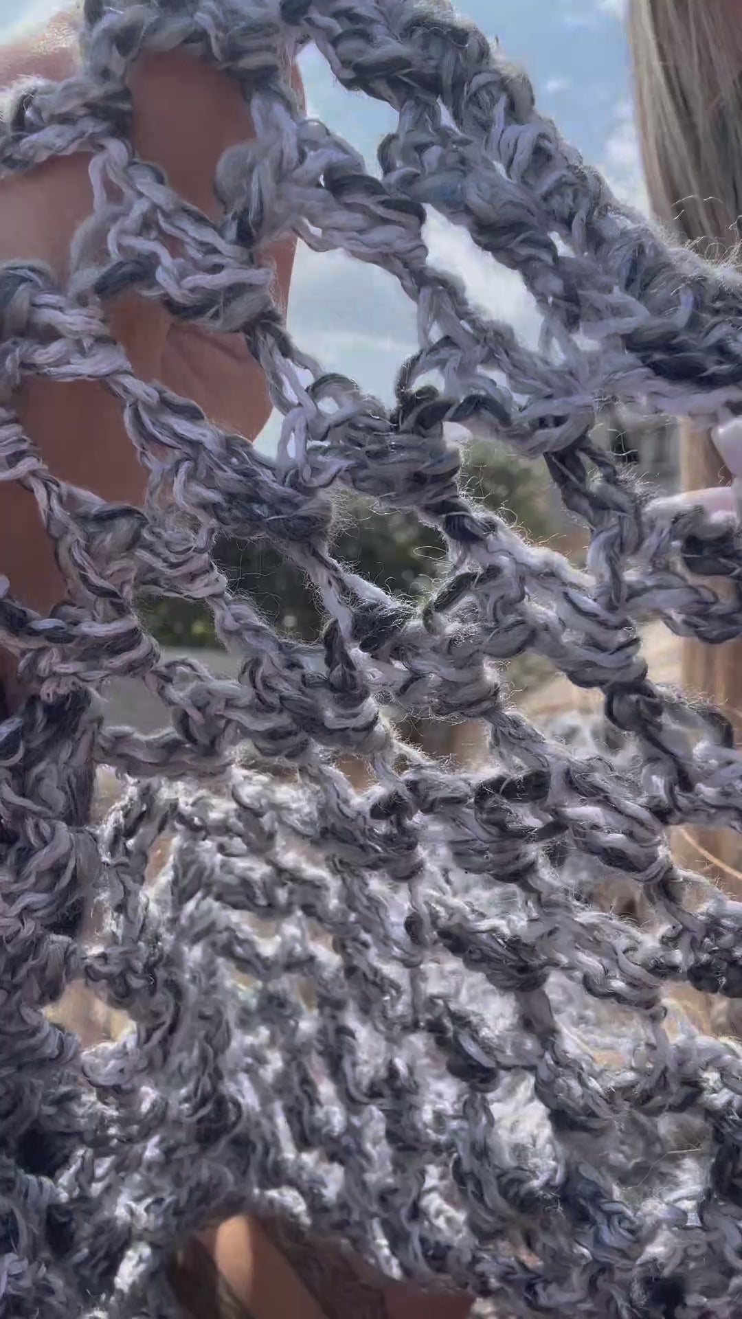 Chal calado (blanco/gris/negro) con flecos de mohair negro